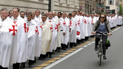 A pilgrim group who are members of a contemporary Templar organisation and inspired by the medieval Knights Templar order walk near the historical center of the city, ahead of the conclave to elect the next pope, in Rome, Italy, May 4, 2025. REUTERS/Murad Sezer     TPX IMAGES OF THE DAY (REUTERS)