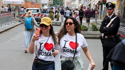 Tourists walk in a street near the Vatican ahead of the conclave to elect the next pope, in Rome, Italy, May 4, 2025. REUTERS/Kevin Coombs (REUTERS)