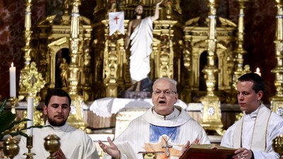 Cardinal Peter Erdo presides over Sunday Mass at the Basilica of Santa Francesca Romana, ahead of the Conclave and the election of the new pope, which will start on May 7, in Rome, Italy, May 4, 2025. REUTERS/Yara Nardi (REUTERS)