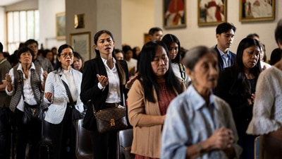 Filipinos attend Sunday Mass at the Pontificio Collegio Filippino ahead of the Conclave and the election of the new pope, which will start on May 7, in Rome, Italy, May 4, 2025. REUTERS/Eloisa Lopez (REUTERS)