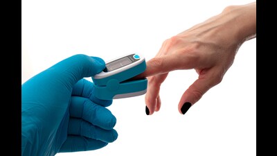 The researchers advise healthcare professionals and patients not to rely solely on pulse oximeter readings if anyone is wearing dark nail polish. (Shutterstock)