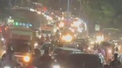 The situation is similar with the other new flyover over Rajaram Bridge Chowk on Sinhagad Road as traffic congestion continues to plague the area during peak hours (MAHENDRA KOLHE/HT PHOTO) The situation is similar with the other new flyover over Rajaram Bridge Chowk on Sinhagad Road as traffic congestion continues to plague the area during peak hours (MAHENDRA KOLHE/HT PHOTO)