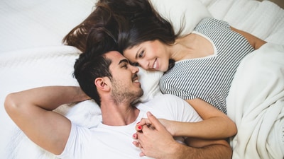 Higher emotional intelligence is directly related to lower attachment anxiety. (Freepik)