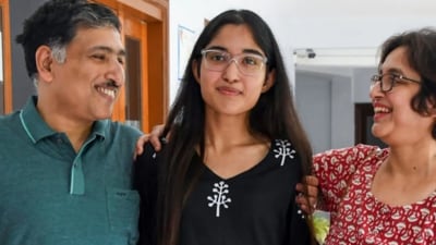 Kolkata student Srijani with her parents, she scored a perfect 400 in ISC Class 12 (X/@venom1s) Kolkata student Srijani with her parents, she scored a perfect 400 in ISC Class 12 (X/@venom1s)