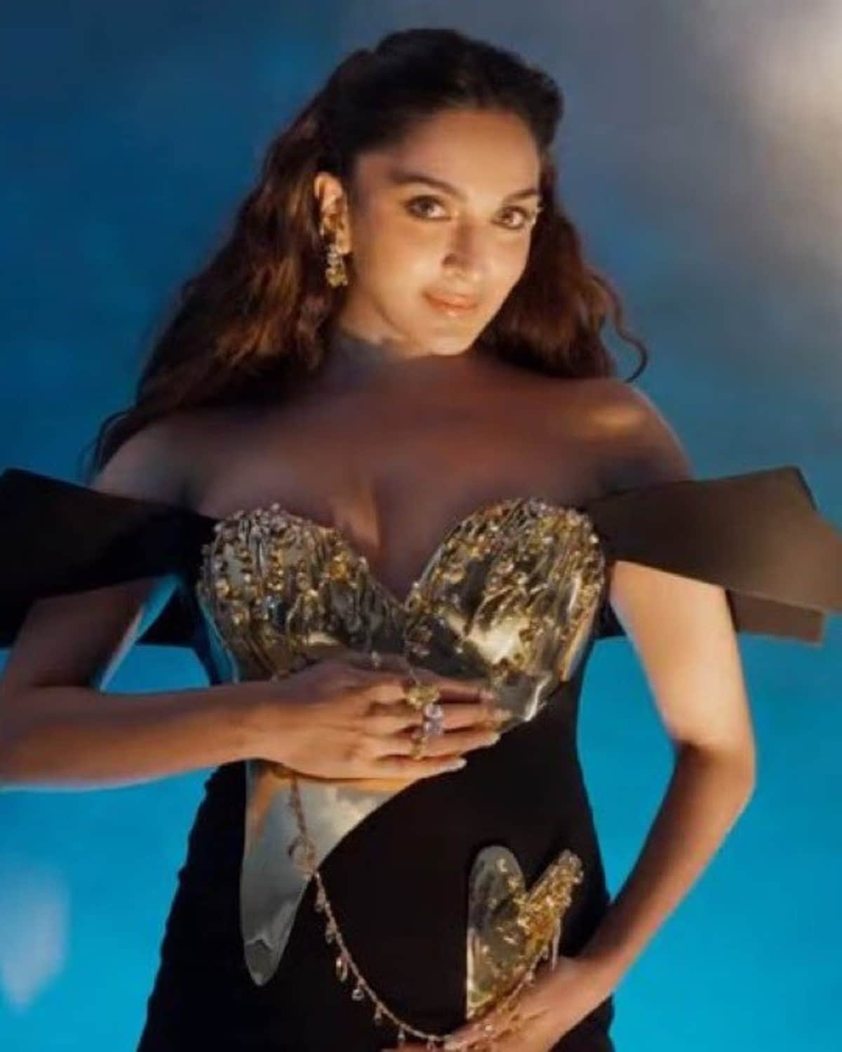 kiara advani gold dress Kiara Advani in sparkling golden gown turns showstopper at fashion event in Delhi. Wow pics