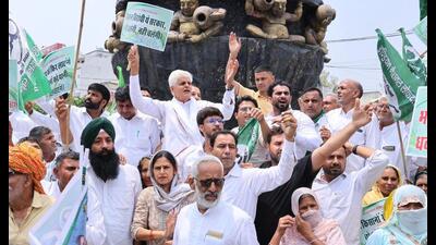 Indian National Lok Dal’s state president Rampal Majra during a protest against Punjab government’s refusal to release water, in Kaithal on Monday. (HT photo) Indian National Lok Dal’s state president Rampal Majra during a protest against Punjab government’s refusal to release water, in Kaithal on Monday. (HT photo)