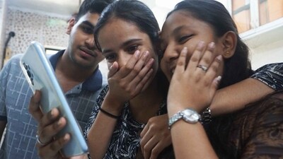 The HSC 12th results have been declared and students are seen in Thane checking the results on their mobile phones. (praful Gangurde HT photos) The HSC 12th results have been declared and students are seen in Thane checking the results on their mobile phones. (praful Gangurde HT photos)