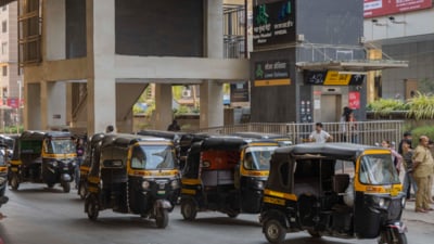 Mumbai traffic started the process of suspending the driving licences of taxi and autorickshaw drivers (Photo by Satish Bate/ Hindustan Times)