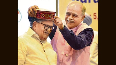UT administrator and Punjab governor Gulab Chand Kataria being honoured during first annual celebration of project Sarathi at PGIMER on Monday. (Keshav Singh/HT) UT administrator and Punjab governor Gulab Chand Kataria being honoured during first annual celebration of project Sarathi at PGIMER on Monday. (Keshav Singh/HT)