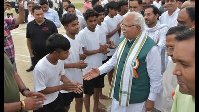 Union power minister and Karnal MP Manohar Lal Khattar meets players during a sports event in Panipat on Monday. (HT photo)