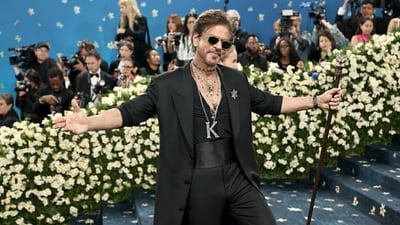 Met Gala: Shah Rukh Khan strikes his iconic pose on red carpet. Met Gala: Shah Rukh Khan strikes his iconic pose on red carpet.