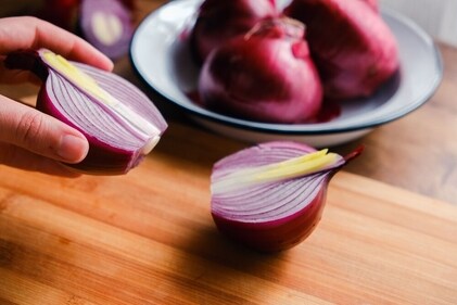 Many are in the habit of adding raw onion slices to their dishes. (Shutterstock)