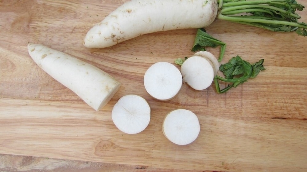 Mooli leaves are a storehouse of vitamin C, vitamin B6, magnesium, phosphorus and iron and also make your bones stronger being a good source of calcium. Mooli leaves are a storehouse of vitamin C, vitamin B6, magnesium, phosphorus and iron and also make your bones stronger being a good source of calcium.