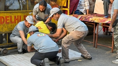 Due to the ongoing tension between India and Pakistan, the Indian government ordered states and URs to conduct mock drills on May 7. In pic: A rehearsal mock drill conducted by the Local NGO and scout volunteers at the Bara Tooti Chowk in Sadar Bazar Market in New Delhi, India, on Tuesday, May 6, 2025. (RAJ K RAJ/Hindustan Times)) Due to the ongoing tension between India and Pakistan, the Indian government ordered states and URs to conduct mock drills on May 7. In pic: A rehearsal mock drill conducted by the Local NGO and scout volunteers at the Bara Tooti Chowk in Sadar Bazar Market in New Delhi, India, on Tuesday, May 6, 2025. (RAJ K RAJ/Hindustan Times))