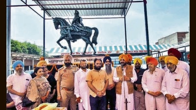 Cabinet Minister Tarunpreet Singh Sond speaking while unveiling the statue on Tuesday. (HT Photo)