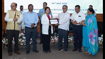 Chandigarh administrator Gulab Chand Kataria felicitating health care workers during an event held at UT secretariat on Tuesday. (HT Photo)