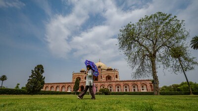 People enjoy the pleasant weather under the sky at Humayun's Tomb in New Delhi on Saturday. (RAJ K RAJ /HT PHOTO)
