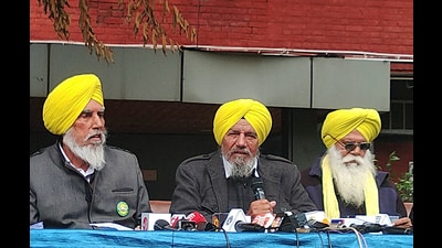 Joginder Singh Ugrahan (centre). (ANI file)