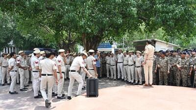 Police and security personnel preparing at Palika Bazaar in CP ahead of the drill. (Sonu Mehta/HT Photo) Police and security personnel preparing at Palika Bazaar in CP ahead of the drill. (Sonu Mehta/HT Photo)