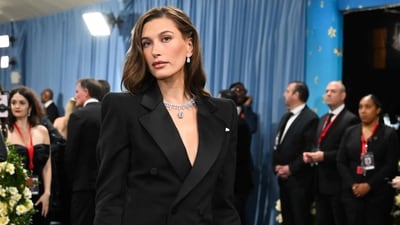 Hailey Bieber elevated her look with a big Tiffany & Co. diamond necklace with a center stone weighing over 25 carats. She accessorized with glossy black platform mules and extra diamond Tiffany jewelry. (AFP) Hailey Bieber elevated her look with a big Tiffany & Co. diamond necklace with a center stone weighing over 25 carats. She accessorized with glossy black platform mules and extra diamond Tiffany jewelry. (AFP)