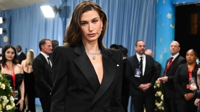 On April 30, Hailey Bieber quietly announced that she will be attending the Met Gala, emulating Anna Wintour by sporting the same cold blue Dior dress that Vogue's editor-in-chief wore to a cocktail dinner at the US Embassy in 1998.(Photo by Angela WEISS / AFP) (AFP) On April 30, Hailey Bieber quietly announced that she will be attending the Met Gala, emulating Anna Wintour by sporting the same cold blue Dior dress that Vogue's editor-in-chief wore to a cocktail dinner at the US Embassy in 1998.(Photo by Angela WEISS / AFP) (AFP)