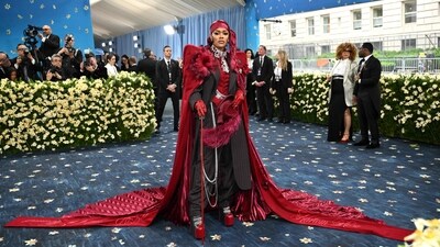 When Teyana Taylor made her appearance on the carpet early in the evening, she made sure to spark conversation. The vocalist of "Rose In Harlem" sported a feathered fedora hat, an ostentatious padded cloak, and a custom-tailored pinstripe suit. (AFP)