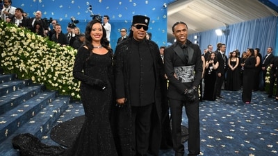 US singer-songwriter Stevie Wonder (middle) accessorized his kufi-style hat with a flower pin to complete his all-black ensemble. (AFP)