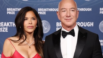 Executive Chairman of Amazon Jeff Bezos (R) and US author Lauren Sanchez attend the 11th Breakthrough Prize ceremony at Barker Hangar in Santa Monica, California, on April 5, 2025. (Photo by Michael Tran / AFP) (AFP) Executive Chairman of Amazon Jeff Bezos (R) and US author Lauren Sanchez attend the 11th Breakthrough Prize ceremony at Barker Hangar in Santa Monica, California, on April 5, 2025. (Photo by Michael Tran / AFP) (AFP)