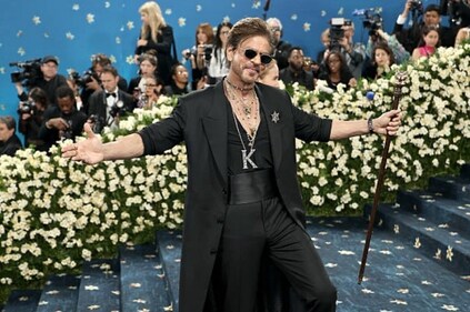 Met Gala: Shah Rukh Khan strikes his iconic pose on red carpet. Met Gala: Shah Rukh Khan strikes his iconic pose on red carpet.