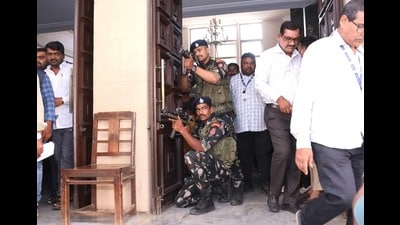 All six drills were conducted simultaneously at 4pm and involved a wide range of stakeholders, including volunteers and cadets from National Service Scheme (NSS) and National Cadet Corps (NCC). (MAHENDRA KOLHE/HT PHOTO) All six drills were conducted simultaneously at 4pm and involved a wide range of stakeholders, including volunteers and cadets from National Service Scheme (NSS) and National Cadet Corps (NCC). (MAHENDRA KOLHE/HT PHOTO)