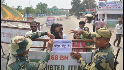 Border Security Force (BSF) personnel pasting notice of cancellation of the beating retreat ceremony at Attari-Wagah Border, Amritsar on Wednesday. (Sameer Sehgal/HT) Border Security Force (BSF) personnel pasting notice of cancellation of the beating retreat ceremony at Attari-Wagah Border, Amritsar on Wednesday. (Sameer Sehgal/HT)