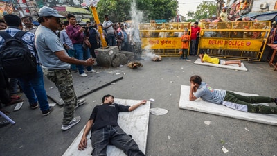 Local NGO and scout volunteers conduct a mock drill at the Bara Tooti Chowk in Sadar Bazar Market in New Delhi. (Raj K Raj/HT) Local NGO and scout volunteers conduct a mock drill at the Bara Tooti Chowk in Sadar Bazar Market in New Delhi. (Raj K Raj/HT)