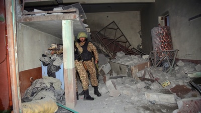 Army soldiers examine a building damaged by an Indian missile attack near Muzaffarabad. (AP)