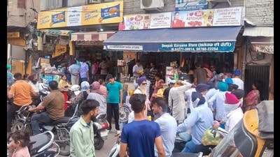 Rush at grocery shops in Amritsar following India’s counter-terror strikes. (Sameer Sehgal/HT) Rush at grocery shops in Amritsar following India’s counter-terror strikes. (Sameer Sehgal/HT)