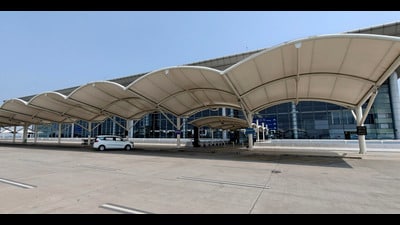 The airport wore a deserted look on Wednesday after it was closed for passengers. (Ravi Kumar/HT) The airport wore a deserted look on Wednesday after it was closed for passengers. (Ravi Kumar/HT)