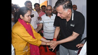 Uttar Pradesh Legislative Assembly speaker Satish Mahana greets Ashanya Dwivedi, wife of Shubham Dwivedi, one of the victims of the Pahalgam terror attack, in Kanpur, on Wednesday. (ANI) Uttar Pradesh Legislative Assembly speaker Satish Mahana greets Ashanya Dwivedi, wife of Shubham Dwivedi, one of the victims of the Pahalgam terror attack, in Kanpur, on Wednesday. (ANI)