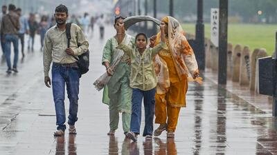 Visitors to Kartavya Path enjoy a spell of rain. (RAJ K RAJ /HT PHOTO) Visitors to Kartavya Path enjoy a spell of rain. (RAJ K RAJ /HT PHOTO)