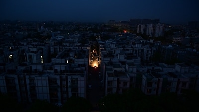 Blackouts were preceded by sirens and announcements to ensure citizens were prepared. Other exercises such as air raid simulations were also carried out in tandem. (Ravi Kumar/Hindustan Times) Blackouts were preceded by sirens and announcements to ensure citizens were prepared. Other exercises such as air raid simulations were also carried out in tandem. (Ravi Kumar/Hindustan Times)
