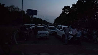 People on roads stepped out of their vehicles as a blackout hit the Matka Chowk in Sector 16-17 in Chandigarh. (Keshav Singh/Hindustan Times) People on roads stepped out of their vehicles as a blackout hit the Matka Chowk in Sector 16-17 in Chandigarh. (Keshav Singh/Hindustan Times)