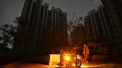 In DLF Capitol Greens, Moti Nagar, Delhi, residents stepped out their buildings sitting by the light of their vehicles. (Sanchit Khanna/Hindustan Times) In DLF Capitol Greens, Moti Nagar, Delhi, residents stepped out their buildings sitting by the light of their vehicles. (Sanchit Khanna/Hindustan Times)