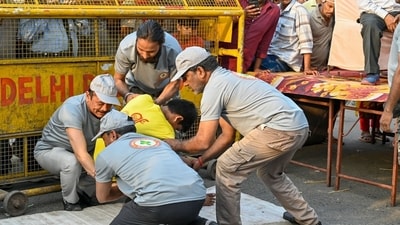 A rehearsal mock drill conducted by the Local NGO and scout volunteers at the Bara Tooti Chowk in Sadar Bazar Market in New Delhi, India, on Tuesday, May 6, 2025. (RAJ K RAJ/HT) A rehearsal mock drill conducted by the Local NGO and scout volunteers at the Bara Tooti Chowk in Sadar Bazar Market in New Delhi, India, on Tuesday, May 6, 2025. (RAJ K RAJ/HT)