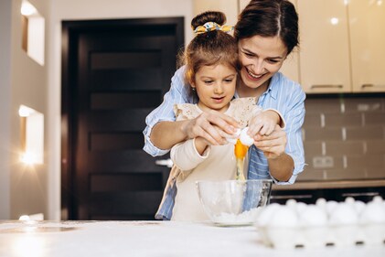Bake with your mom. (Freepik ) Bake with your mom. (Freepik )