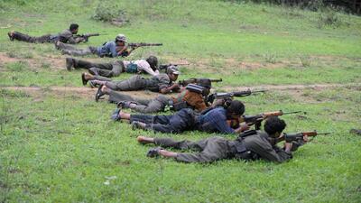 (FILES) In this file photo taken on July 8, 2012 Indian Maoists ready their weapons as they take part in a training camp in Bijapur district in Chhattisgarh. Police said April 24, 2018 that dozens of Maoist guerrillas had been killed in jungle raids in India's remote interior by commandos fighting the country's longest-running conflict. / AFP PHOTO / Noah SEELAM (AFP) (FILES) In this file photo taken on July 8, 2012 Indian Maoists ready their weapons as they take part in a training camp in Bijapur district in Chhattisgarh. Police said April 24, 2018 that dozens of Maoist guerrillas had been killed in jungle raids in India's remote interior by commandos fighting the country's longest-running conflict. / AFP PHOTO / Noah SEELAM (AFP)