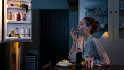 Late-night eating harms metabolism and hormones, warns Dr. Josh Axe. (Freepik) Late-night eating harms metabolism and hormones, warns Dr. Josh Axe. (Freepik)