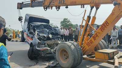Damaged police van on Delhi Kanpur highway in Aligarh on Wednesday (HT Photo)