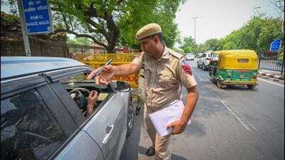 Delhi Police checking vehicles and details of drivers on Mathura Road in New Delhi on Thursday. (Sanchit Khanna/HT Photo) Delhi Police checking vehicles and details of drivers on Mathura Road in New Delhi on Thursday. (Sanchit Khanna/HT Photo)