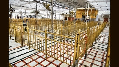 Golden Temple in Amritsar wears a deserted look amid the heightened tensions between India and Pakistan. (Sameer Sehgal/HT) Golden Temple in Amritsar wears a deserted look amid the heightened tensions between India and Pakistan. (Sameer Sehgal/HT)
