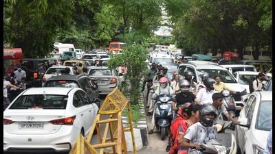 One of the key concerns highlighted was the illegal encroachment of roads in areas like Qaiserbagh and Lalbagh, which have effectively turned into unauthorized garages, causing persistent traffic jams. (File Photo) One of the key concerns highlighted was the illegal encroachment of roads in areas like Qaiserbagh and Lalbagh, which have effectively turned into unauthorized garages, causing persistent traffic jams. (File Photo)