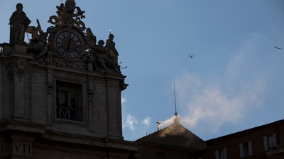 White smoke rises from the chimney on the Sistine Chapel indicating that a new pope has been elected, at the Vatican, May 8, 2025. REUTERS/Marko Djurica (REUTERS)