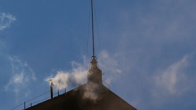 White smoke rises from the chimney on the Sistine Chapel indicating that a new pope has been elected, at the Vatican, May 8, 2025. REUTERS/Marko Djurica (REUTERS)